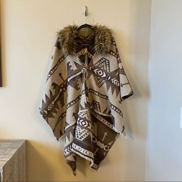 Black Swan-Aztec Faux Fur Collar Fall/Winter Poncho - Picture 3 of 13